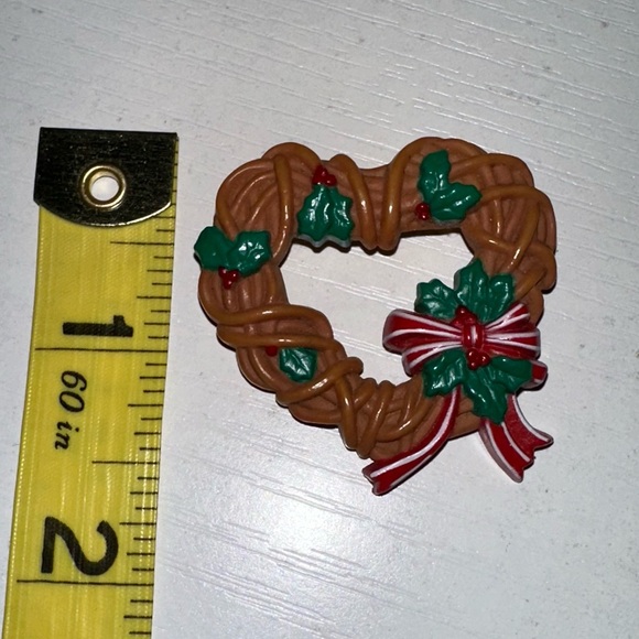 Vintage Heart Shaped Christmas Wreath Brooch - Picture 6 of 6